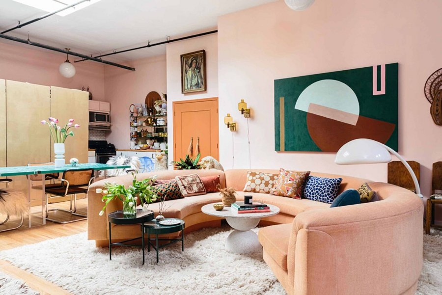 Кухня гостиная в персиковых тонах