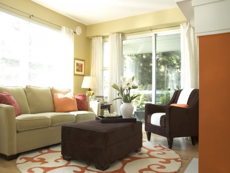 Персиковый диван в интерьере гостиной