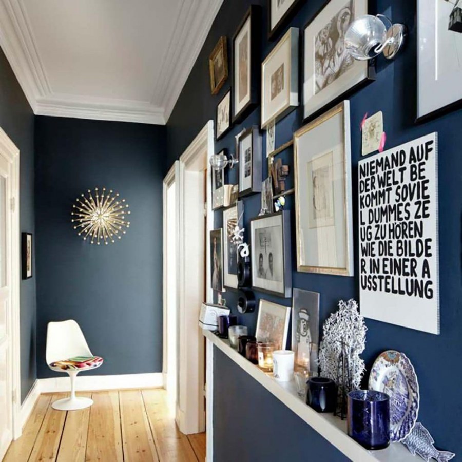 Декор стен в прихожей