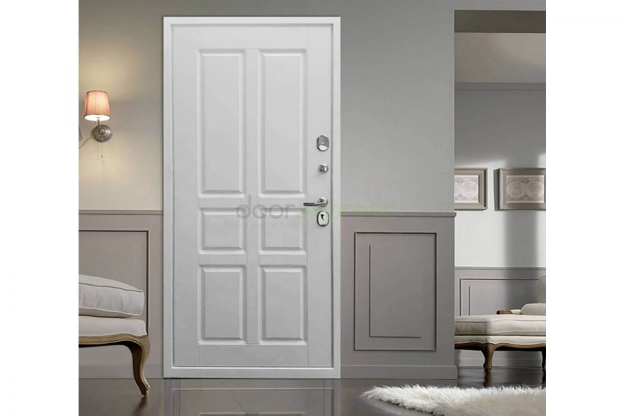 Белая входная дверь в интерьере