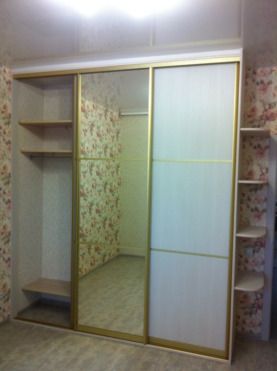 Шкаф купе с открытыми полками сбоку белый аристо с зеркалами
