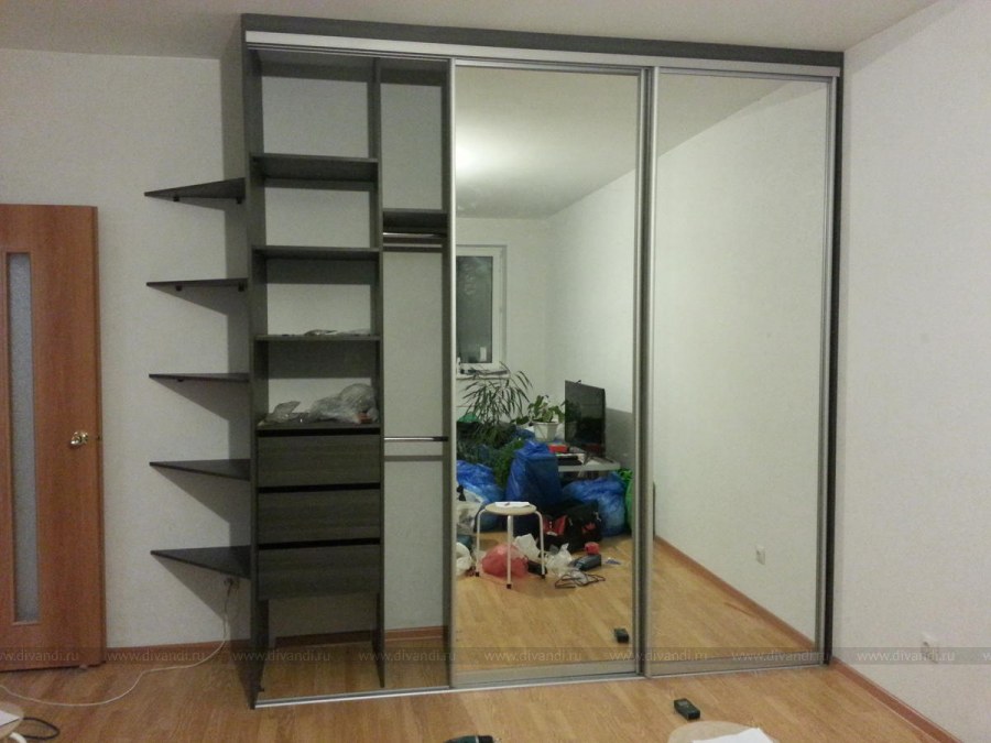 Шкаф с открытыми треугольными полками сбоку