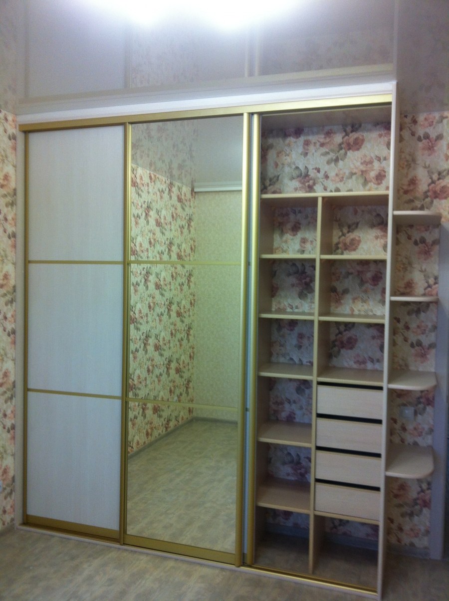 Шкаф купе с боковыми открытыми полками