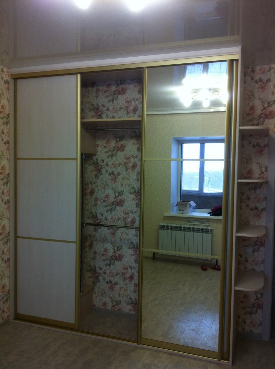 Трехдверные шкафы купе с полками сбоку