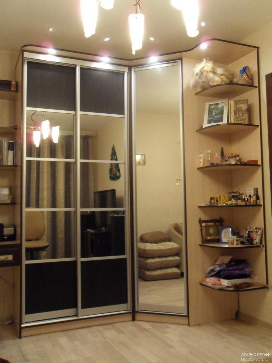 Угловой шкаф купе с открытыми полками