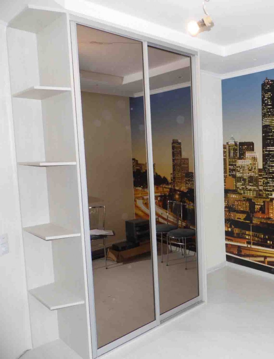 Шкаф купе зеркальный с открытыми полками сбоку