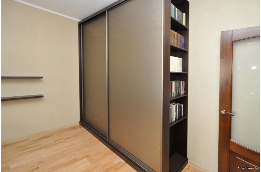 Шкаф купе с полками сбоку