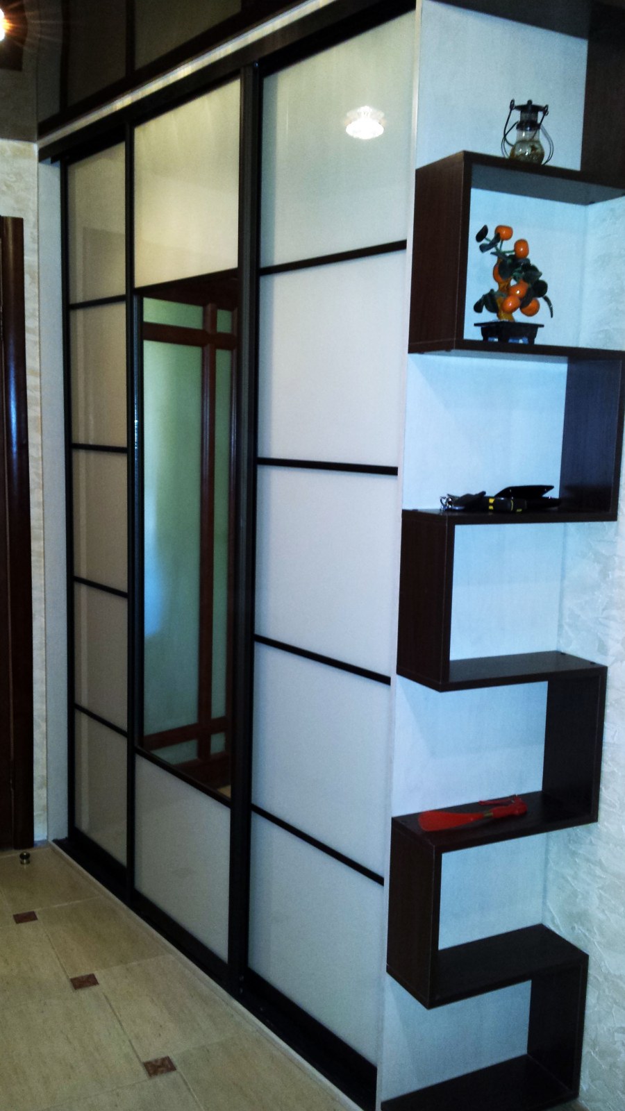 Шкаф в прихожую с боковыми полками