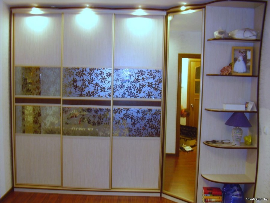 Шкаф купе со стеклом с открытыми полками