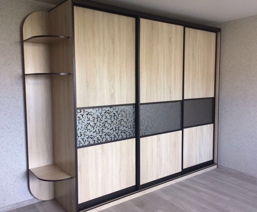 Встроенный шкаф купе с полками сбоку