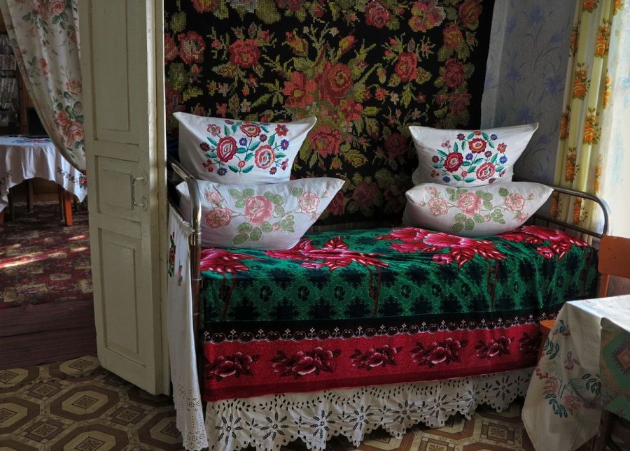 Кровать у бабушки в деревне