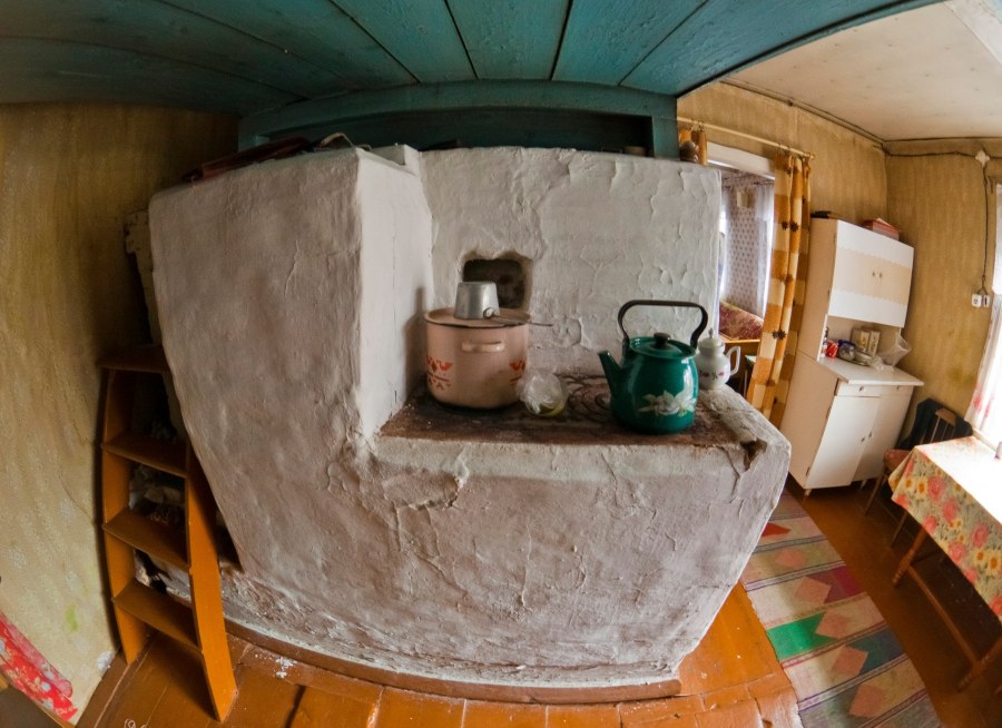 Интерьер в бабушкином доме с печкой