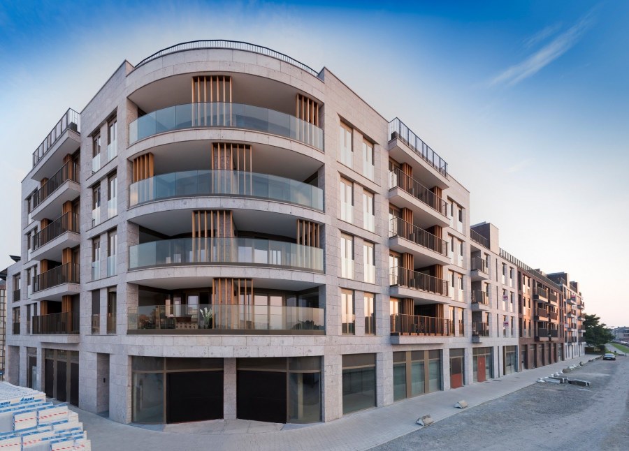 Фасады жилых домов средней этажности