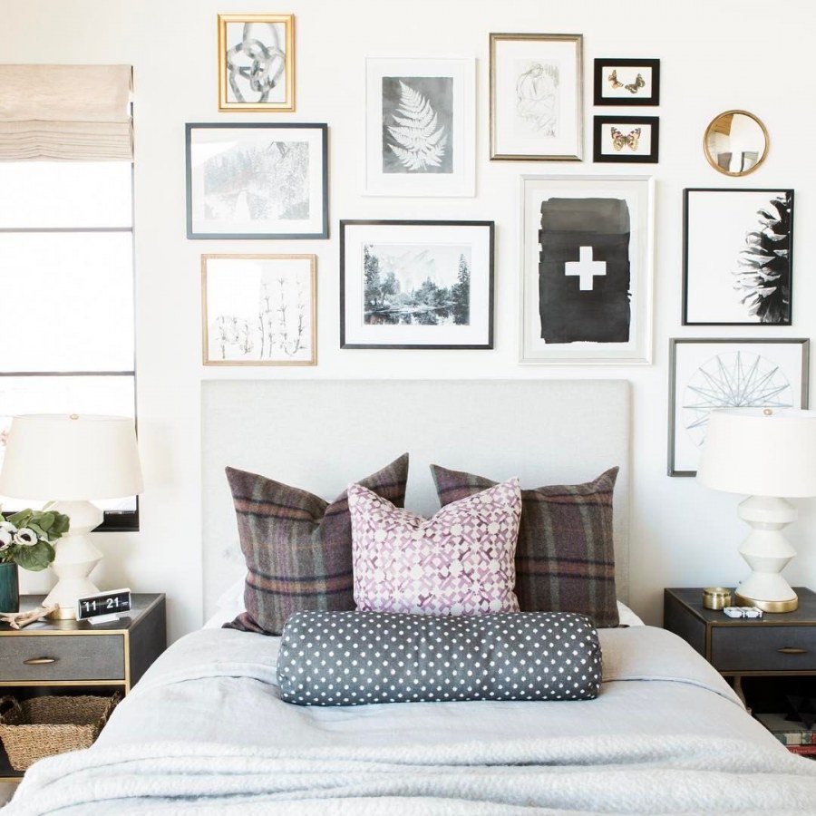 Фоторамки над кроватью с полкой