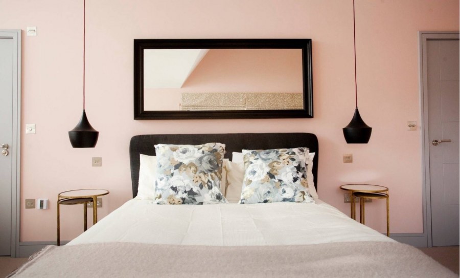 Рамки над кроватью