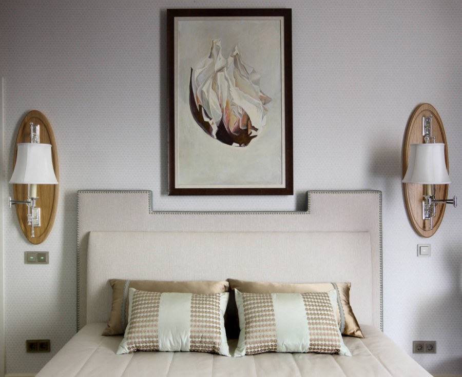 Фоторамки в спальне на стене