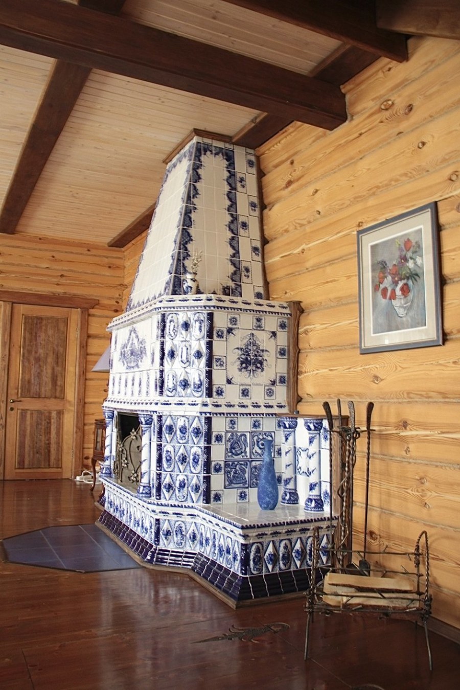 Камин с изразцами в деревянном доме