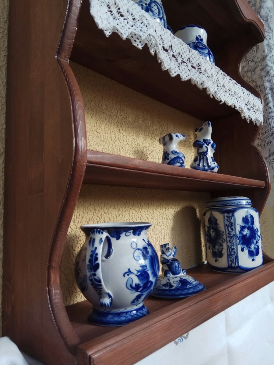 Полка для коллекции фарфора