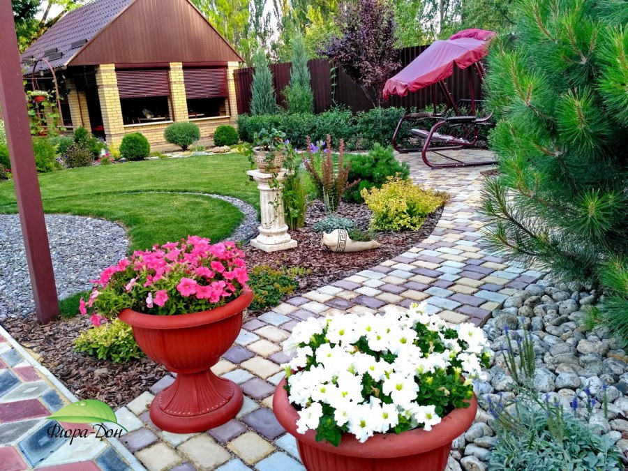 Цветы во дворе частного дома