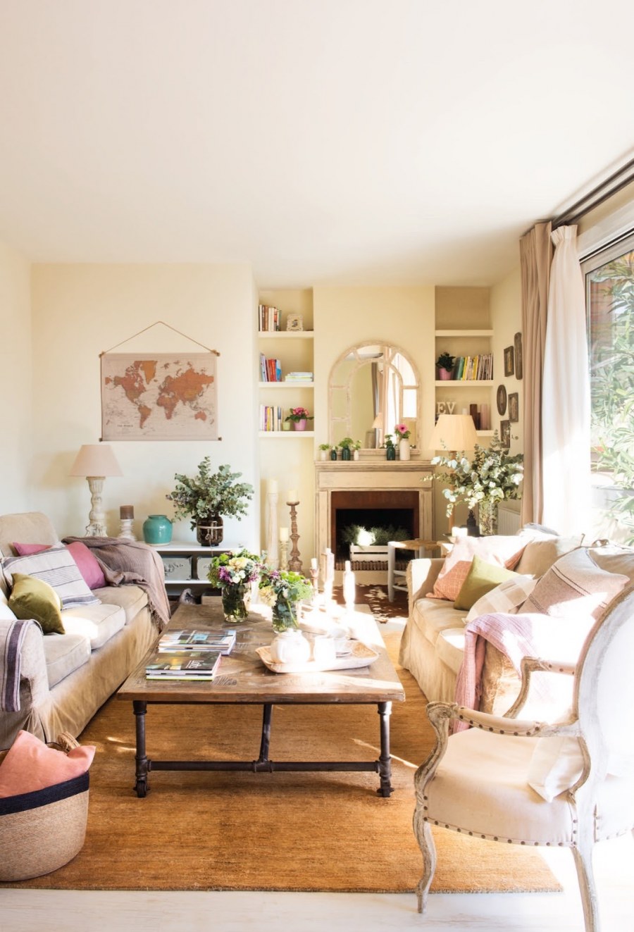 Женщина в интерьере