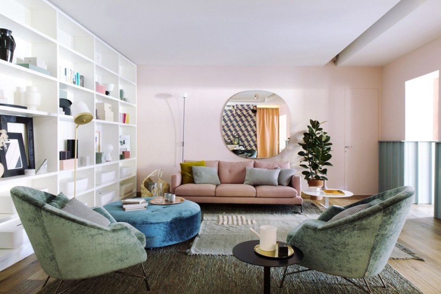 Женщина в стильном интерьере