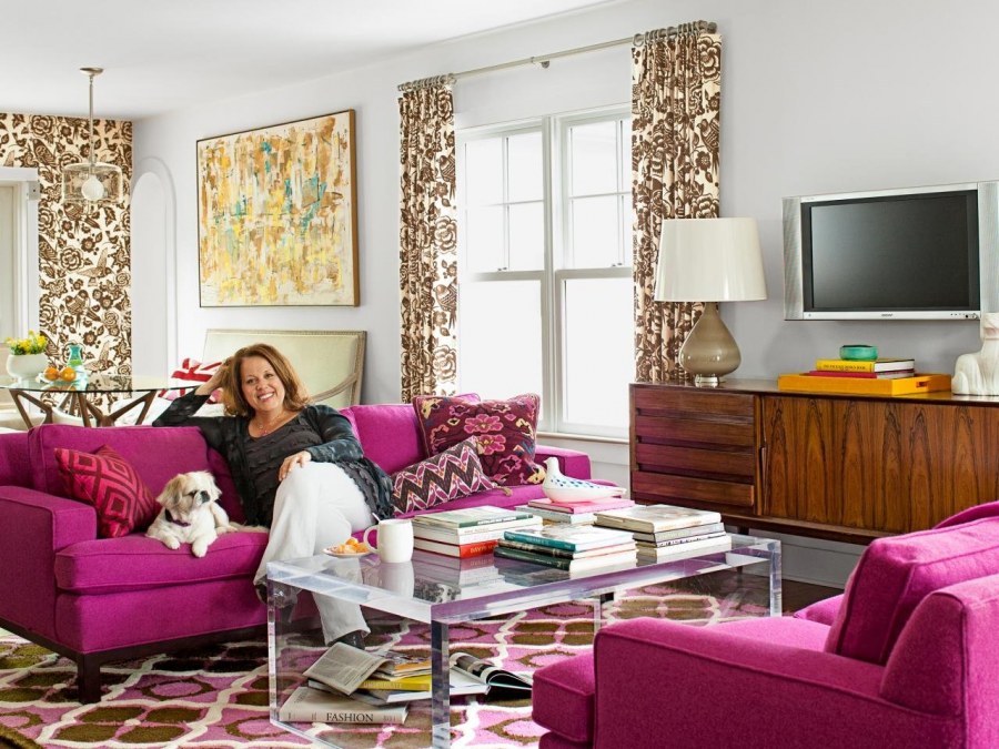 Диван цвета фуксии в интерьере гостиной
