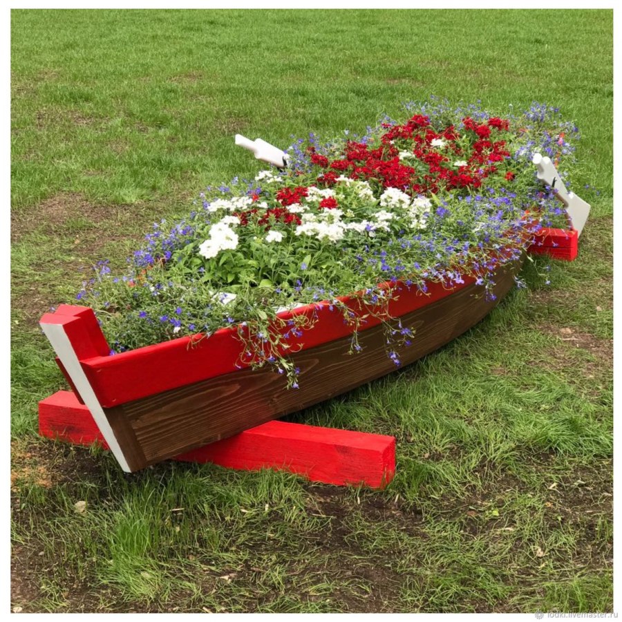 Клумба лодка