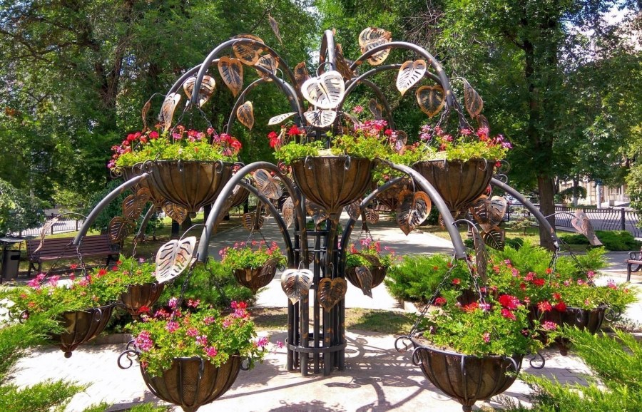 Вертикальные клумбы из металла