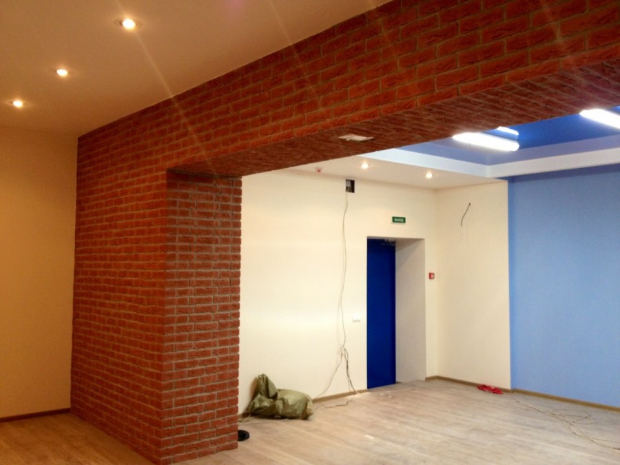 Гостиная с кирпичной стеной