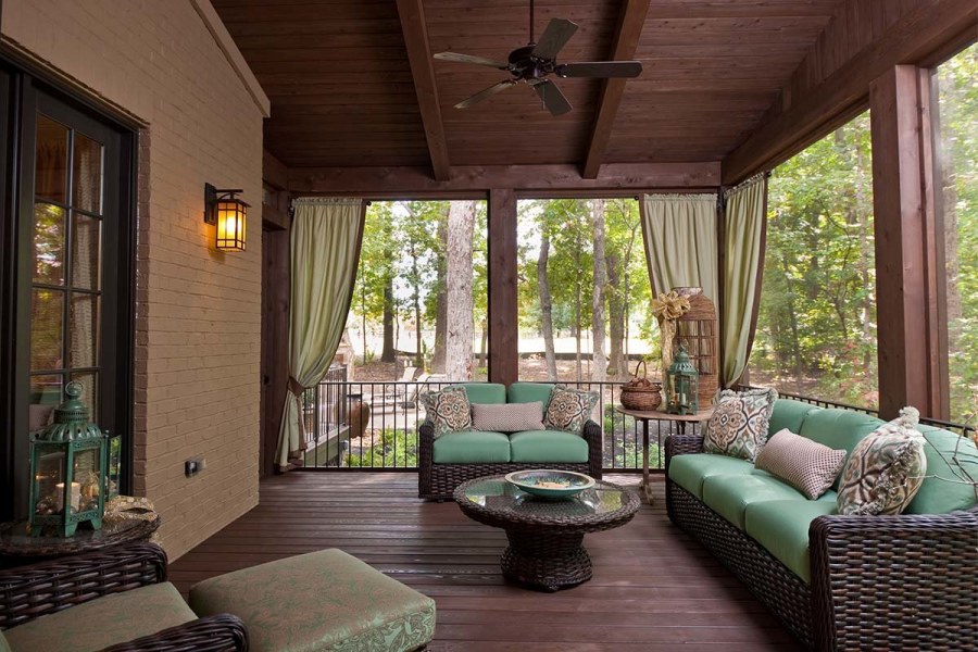 Маленькая веранда с крыльцом