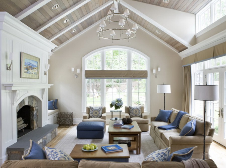 Гостиная с высоким потолком и балконом