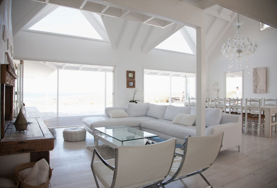 Зал с высоким потолком