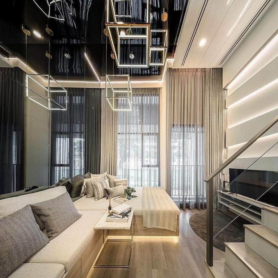 Интерьер с высокими потолками