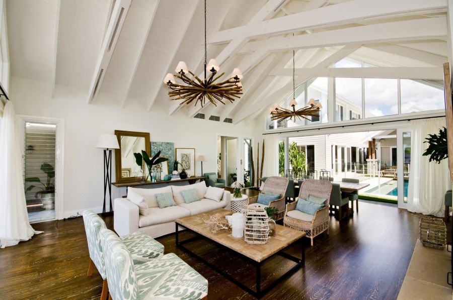 Интерьер домов с высокими потолками