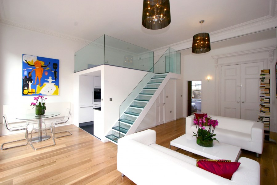 Гостиная с высоким потолком