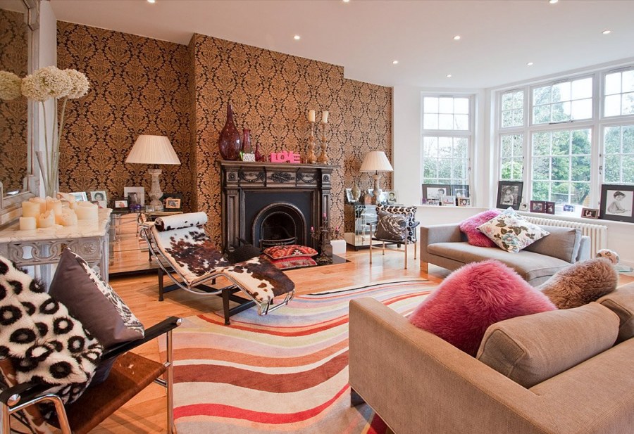 Гостиная с черным кожаным диваном