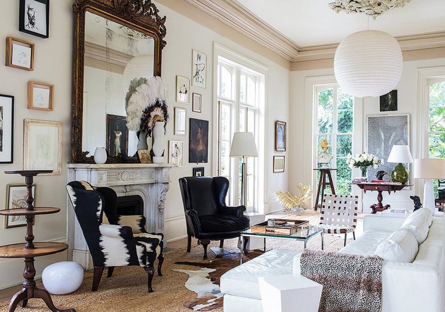 Гостиная с книжными стеллажами