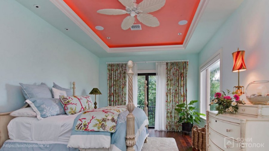 Потолок кораллового цвета