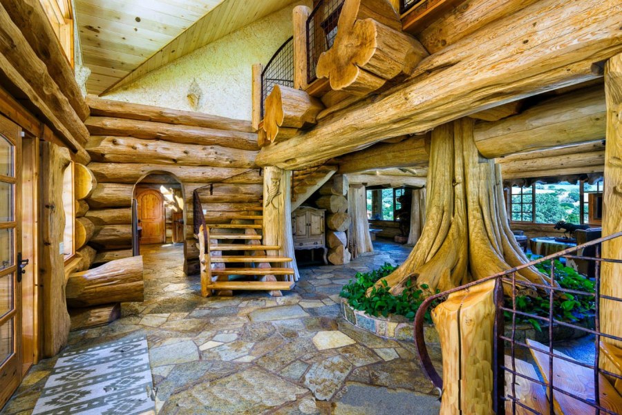 Дом из стволов деревьев