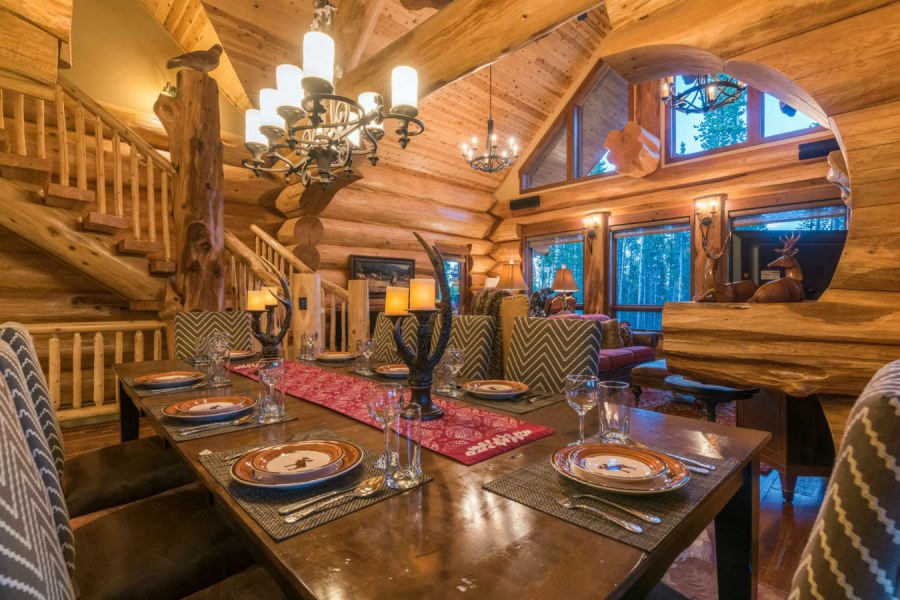 Столовая Pioneer log Homes