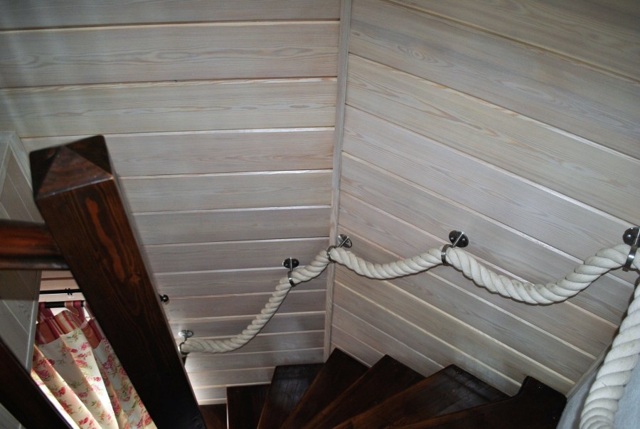 Аанат в деревянном доме