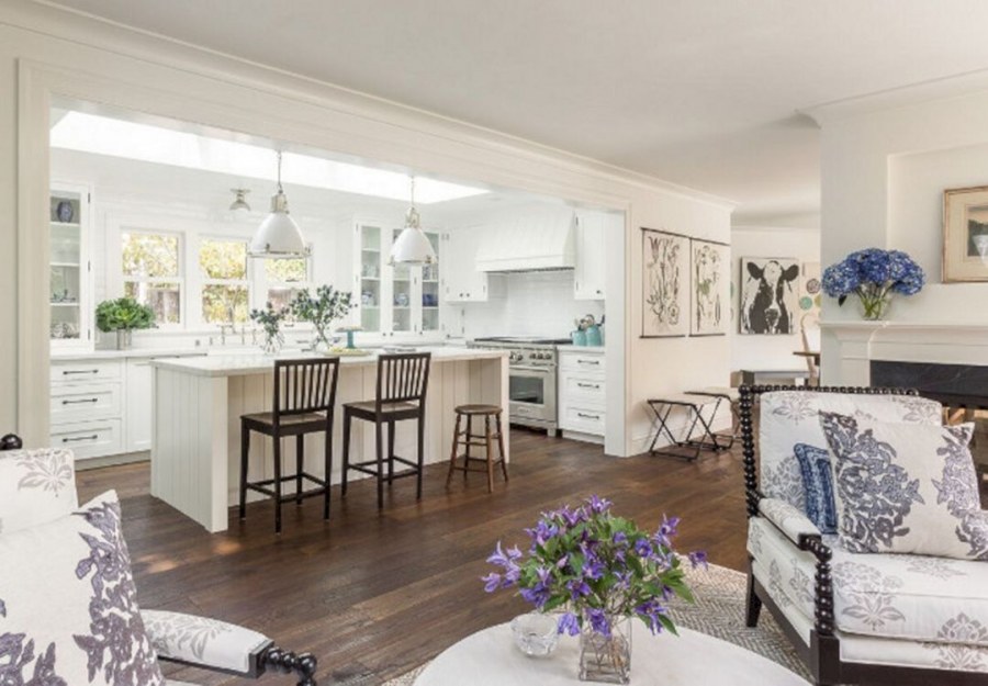 Зона столовой в гостиной в средиземноморском стиле