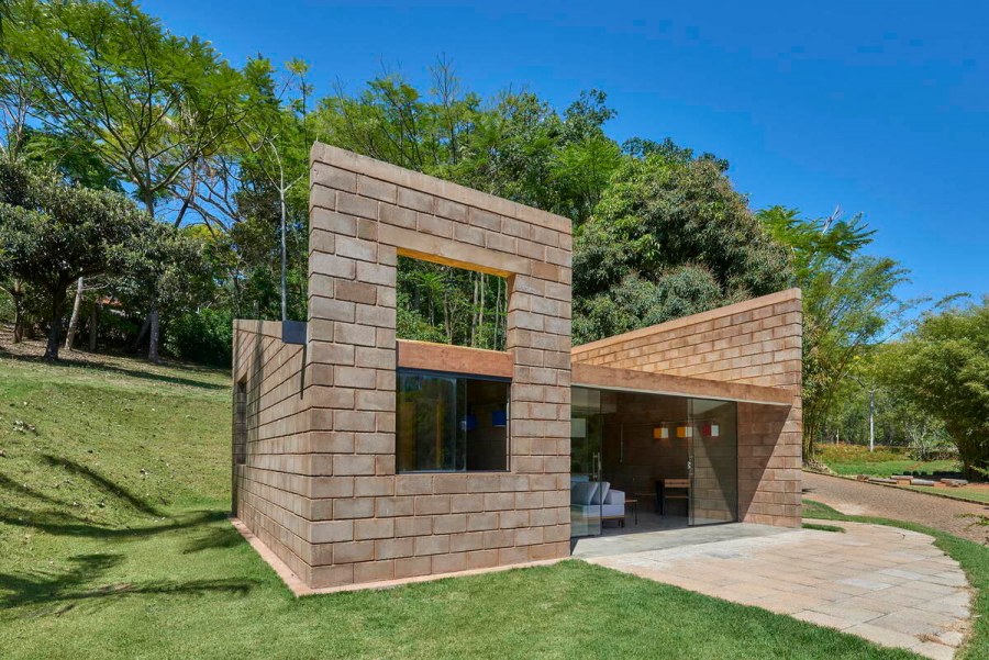 Одноэтажный дом с панорамными окнами и двухскатной крышей