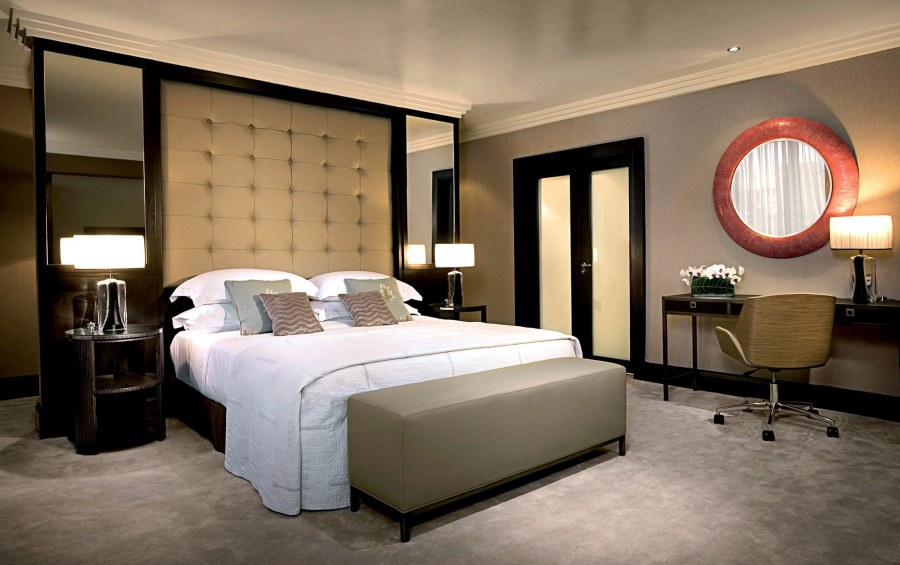 Современная спальня в теплых тонах