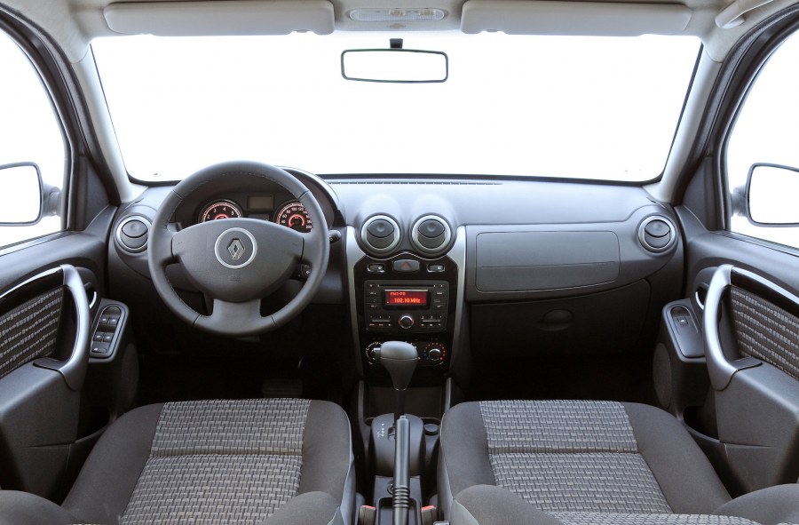 Рено Сандеро 1 поколения салон