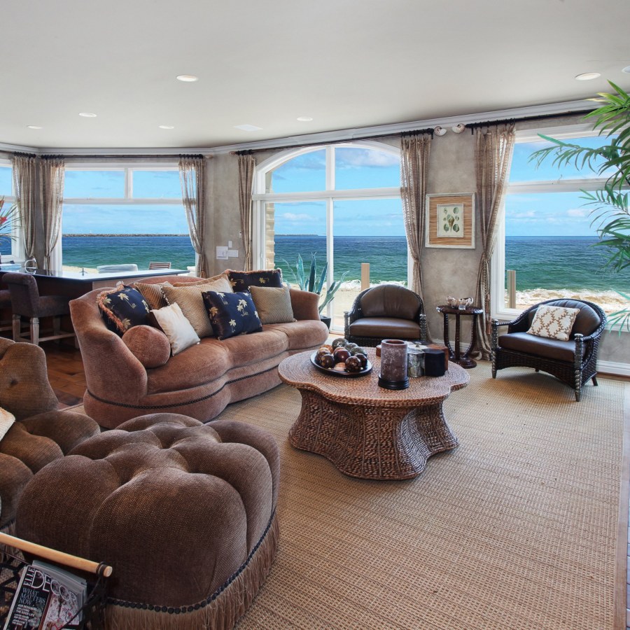 Уютная гостиная с видом на море