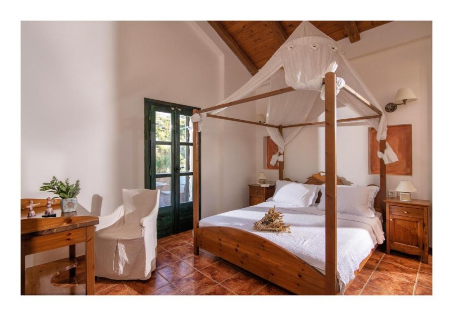 Каменная стена с большими окнами