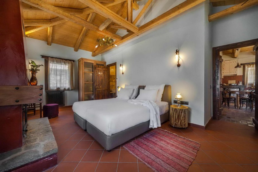 Спальня в стиле лофт в светлых тонах