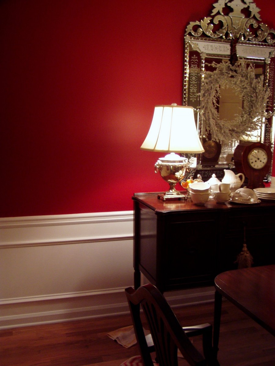 Красный ковер в интерьере гостиной