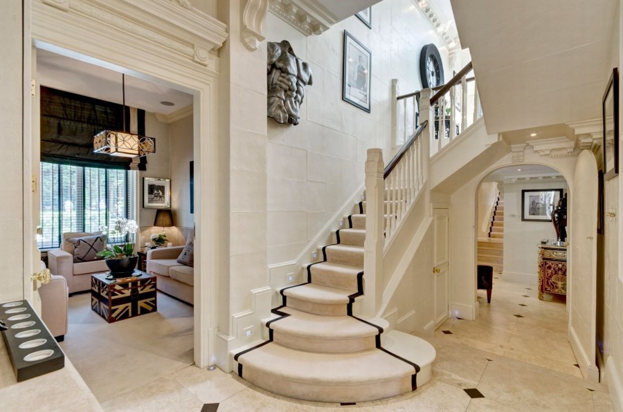 Гостиная с прихожей и лестницей